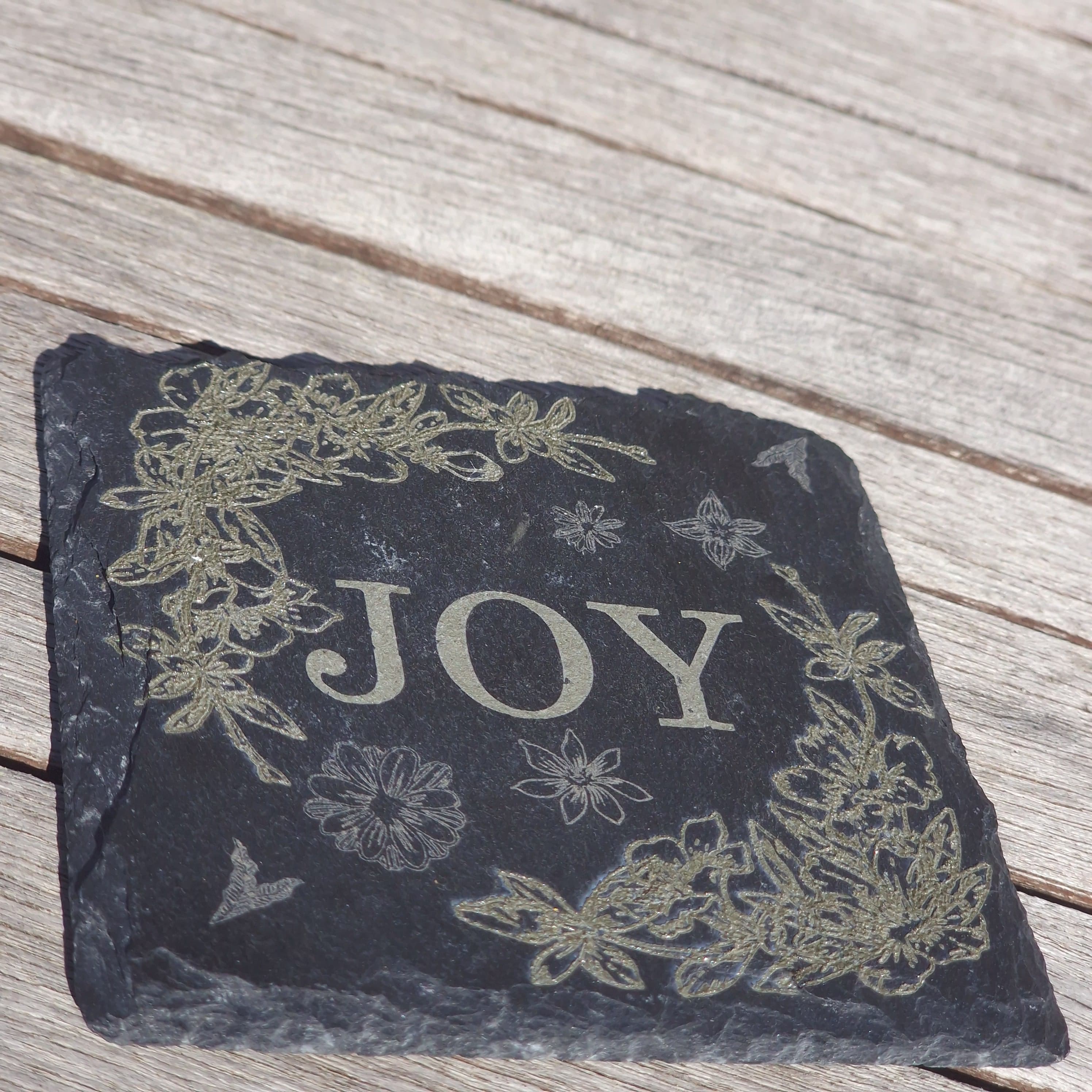 Ardoise gravée JOY avec motifs floraux