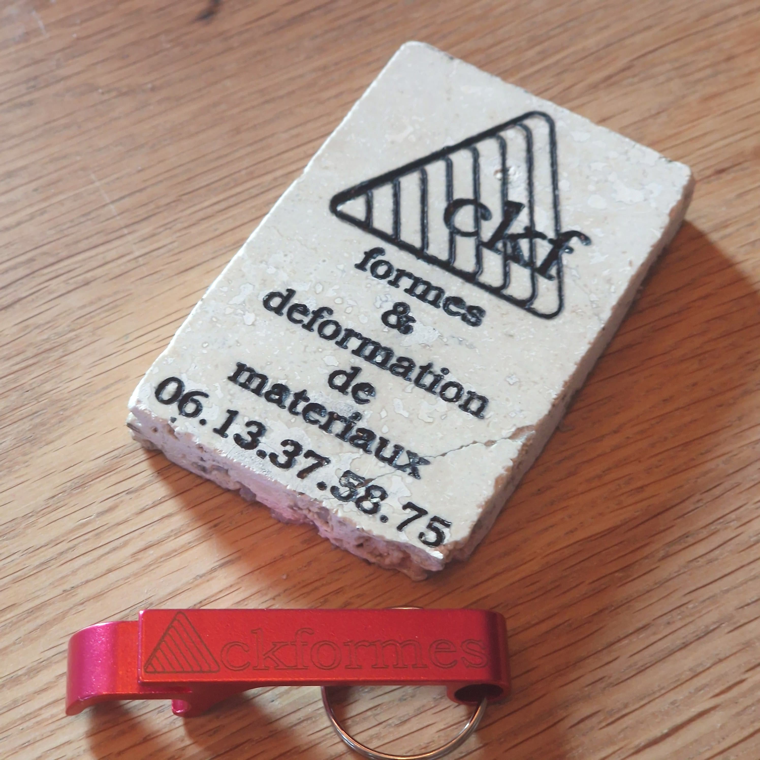 Carrelage gravé avec logo CK Formes et numéro de téléphone