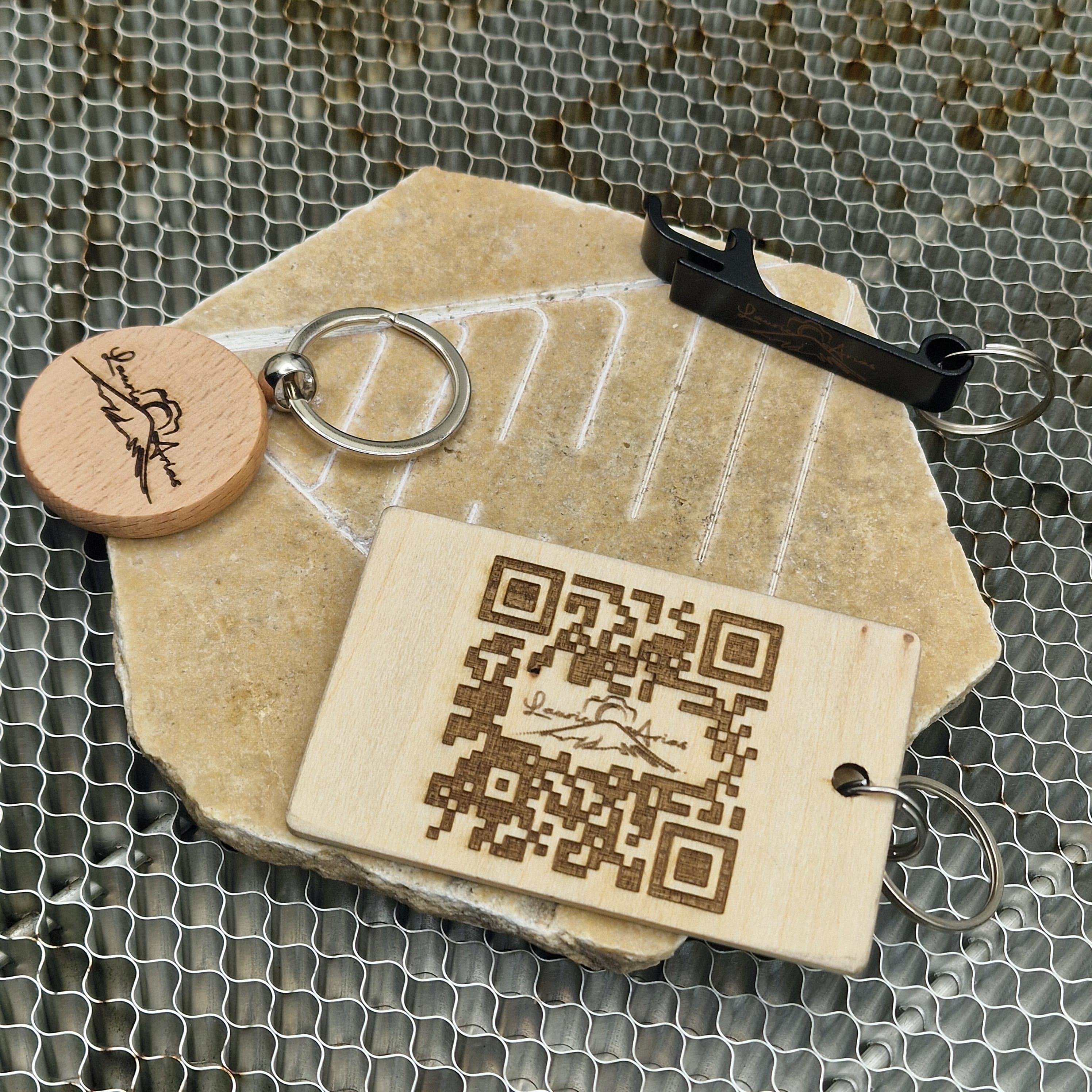 Porte-clés bois gravé et carte QR code en bois